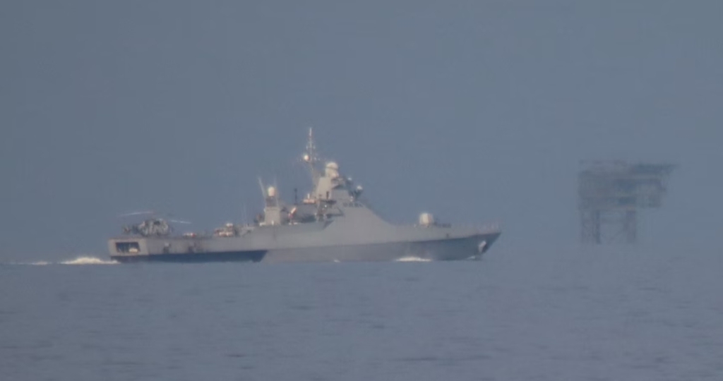 Fotografii cu cele două nave rusești de război surprinse lângă o platformă de gaz a României din Marea Neagră