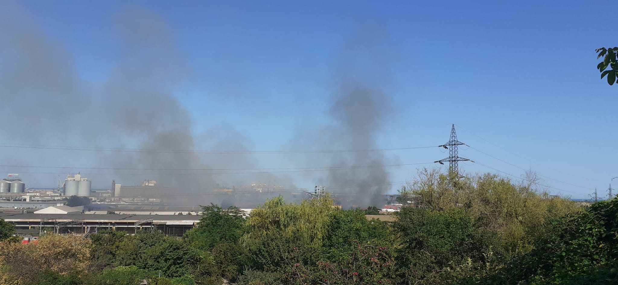 Un incendiu de vegetație izbucnit în Portul Constanța s-a extins la vagoane și cisterne