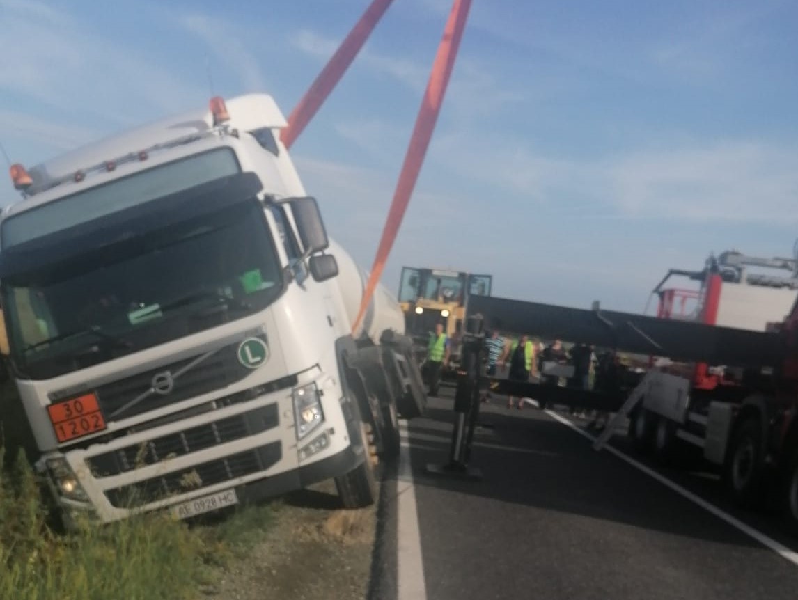 A fost ridicată cisterna plină cu motorină răsturnată la Oituz acum două zile. Cum s-a petrecut evenimentul