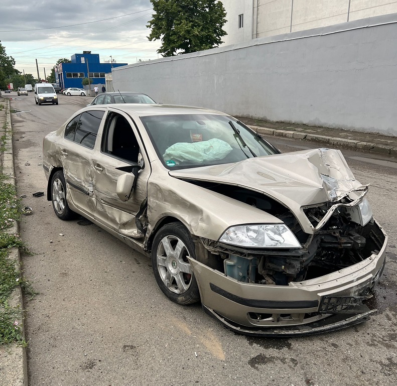 Un stâlp de iluminat a fost rupt în urma unui accident petrecut în Constanța. O persoană a fost rănită