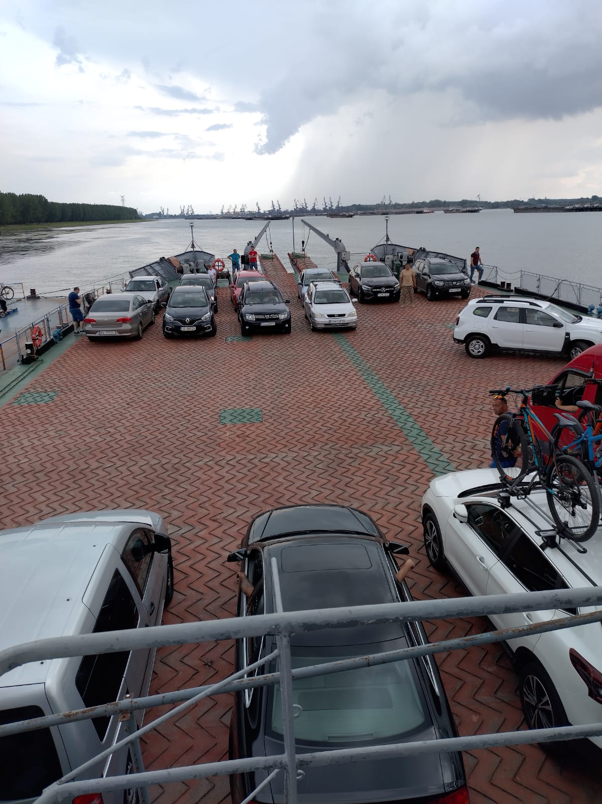 Un bac fluvial militar acționează de astăzi pe Dunăre
