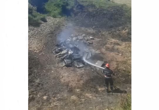 (VIDEO) Foc pus intenționat: Peste 60 de stupi de albine au ars, în apropierea unei localități din județul Tulcea