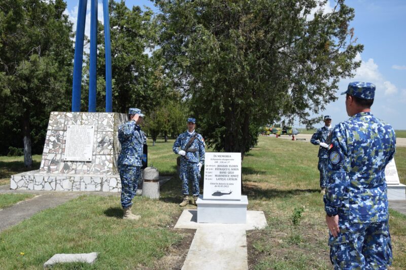 Monument ridicat spre cinstirea militarilor decedați în accidentul aviatic din 2 martie 2022, din zona Gura Dobrogei