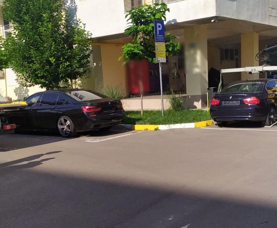INCREDIBIL! Au venit cu bolizii la mare și au demontat plăcuțele de înmatriculare pentru a nu plăti parcarea
