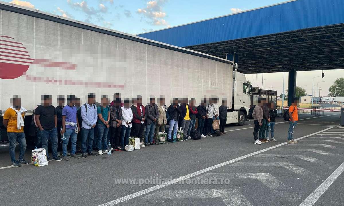 (FOTO/VIDEO) 41 de asiatici care voiau să ajungă în Spațiul Schengen, descoperiți într-un TIR încărcat cu detergent, la ieșire din România