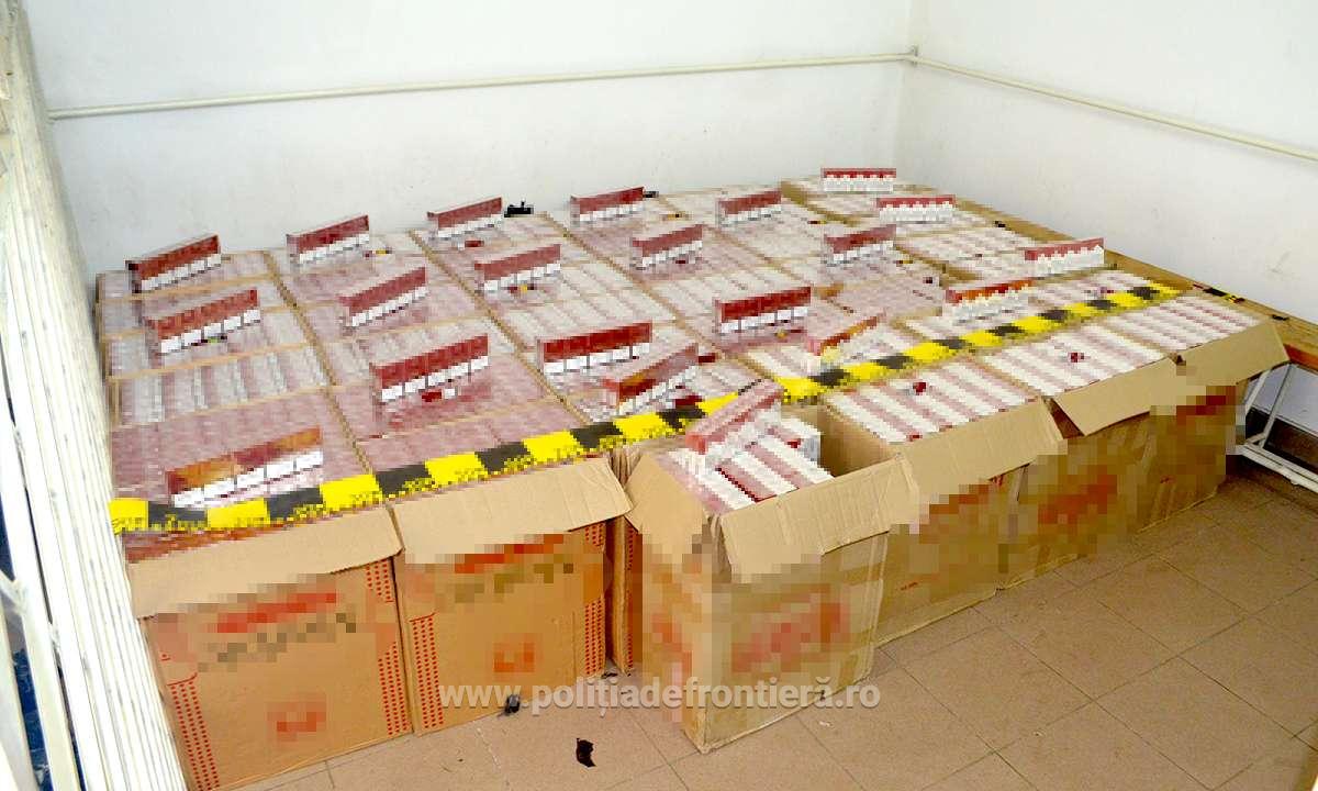20.000 de pachete de țigări și un autotursim de 330.000 de lei, confiscate de polițiștii de frontieră