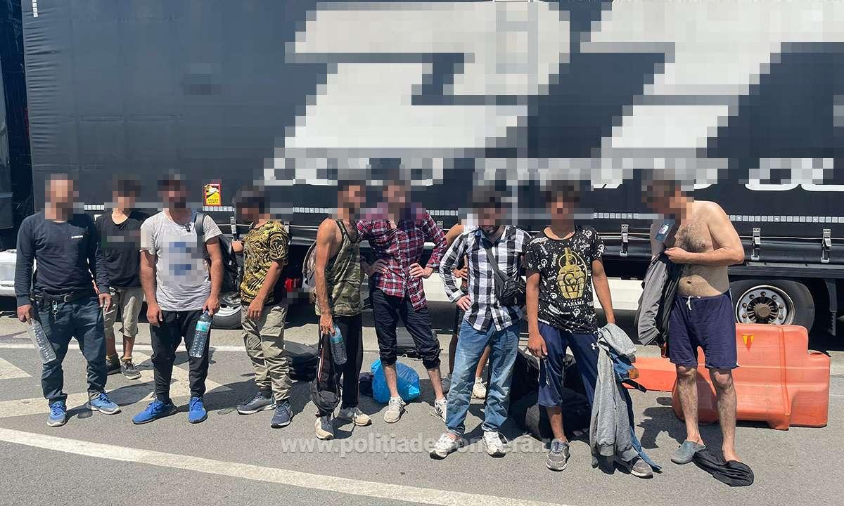 (VIDEO) 26 de asiatici, depistați în două TIR-uri la ieșire din România. Voiau să ajungă în Spațiul Schengen