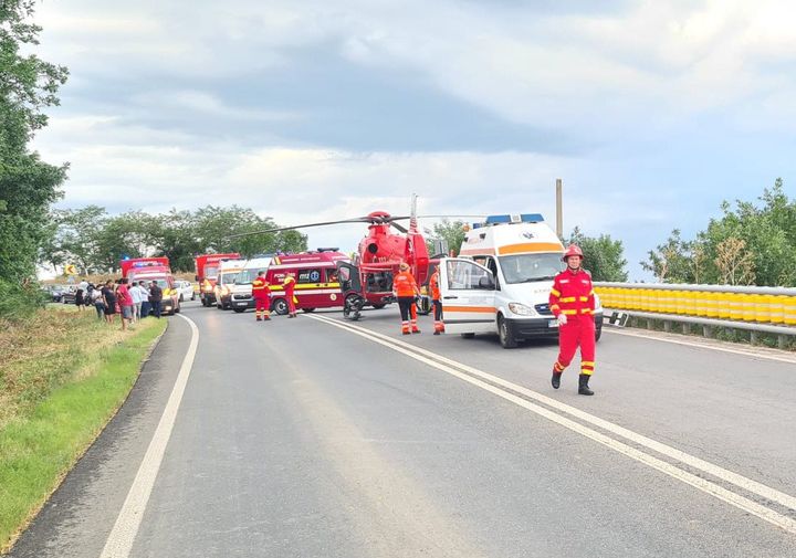 A fost activat PLANUL ROȘU: Accident cu peste 20 de victime, între un microbuz și un autoturism