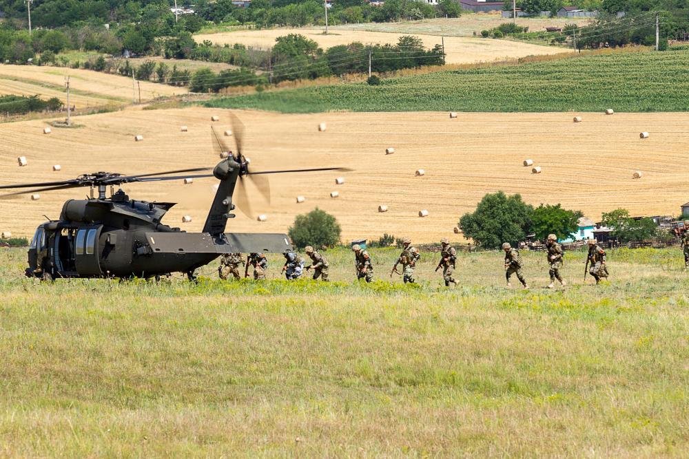 (FOTO) Exercițiu de instruire comun al infanteriștilor din Medgidia și al militarilor americani din cadrul Batalionului de Elicoptere de Asalt 3-227