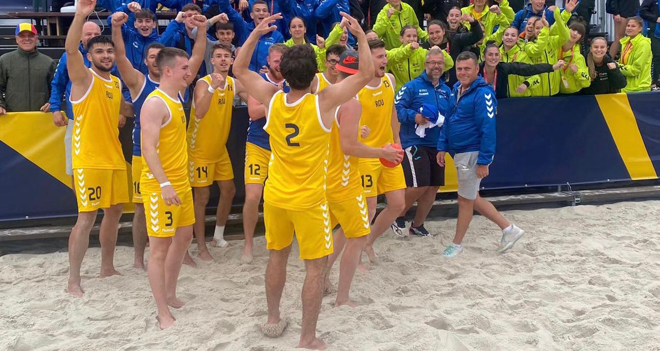 Doi antrenori și doi jucători de la CS Medgidia, prezenți la „Campionatul European de Handbal pe Plajă U16”