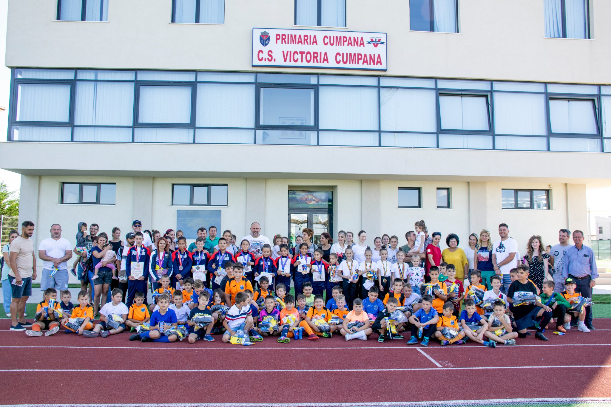 (FOTO) Campionii CS „Victoria” Cumpăna au fost premiați pentru rezultatele foarte bune obținute
