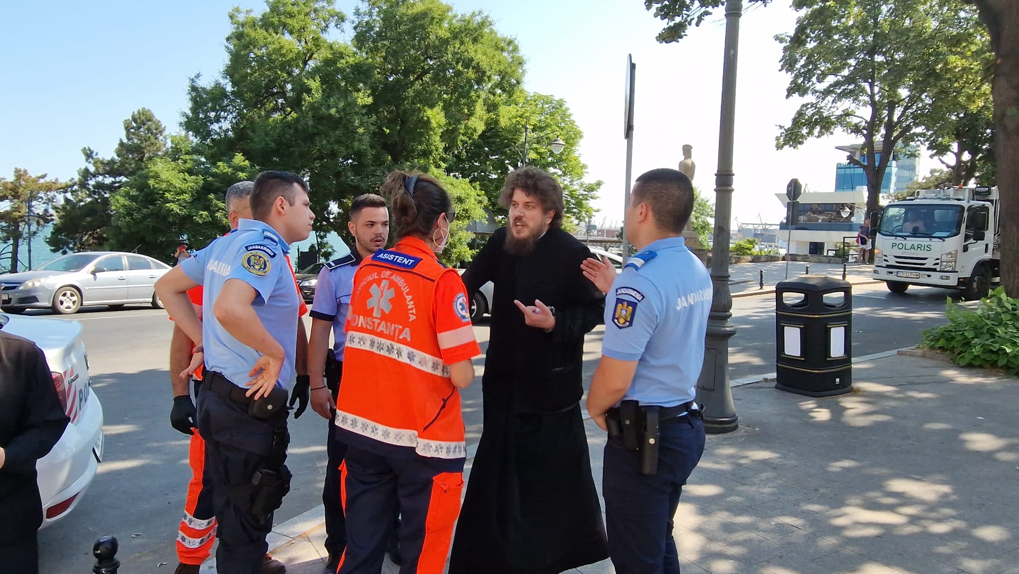 (VIDEO) Incident în zona Catedralei din Constanța: Un călugăr care a suferit o cădere nervoasă pus la pământ de polițiști și jandarmi