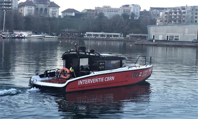 Un yacht în derivă, aflat în Portul Tomis remorcat de ambarcațiunea CBRN