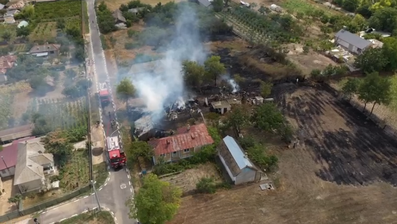 (FOTO/VIDEO) Incendiu de vegetație violent, în județul Tulcea. Sunt afectate două gospodării