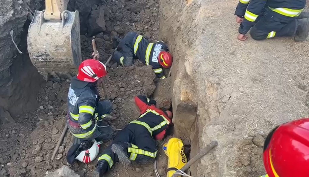 (VIDEO) Doi muncitori au fost prinși sub un mal de pământ în Castelu
