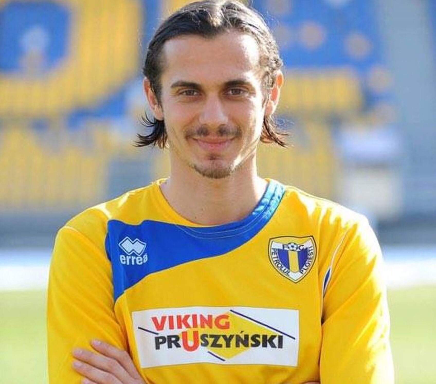 Un fost fotbalist s-a aruncat de la etajul 4 al unui bloc. A MURIT pe loc. Avea 32 de ani