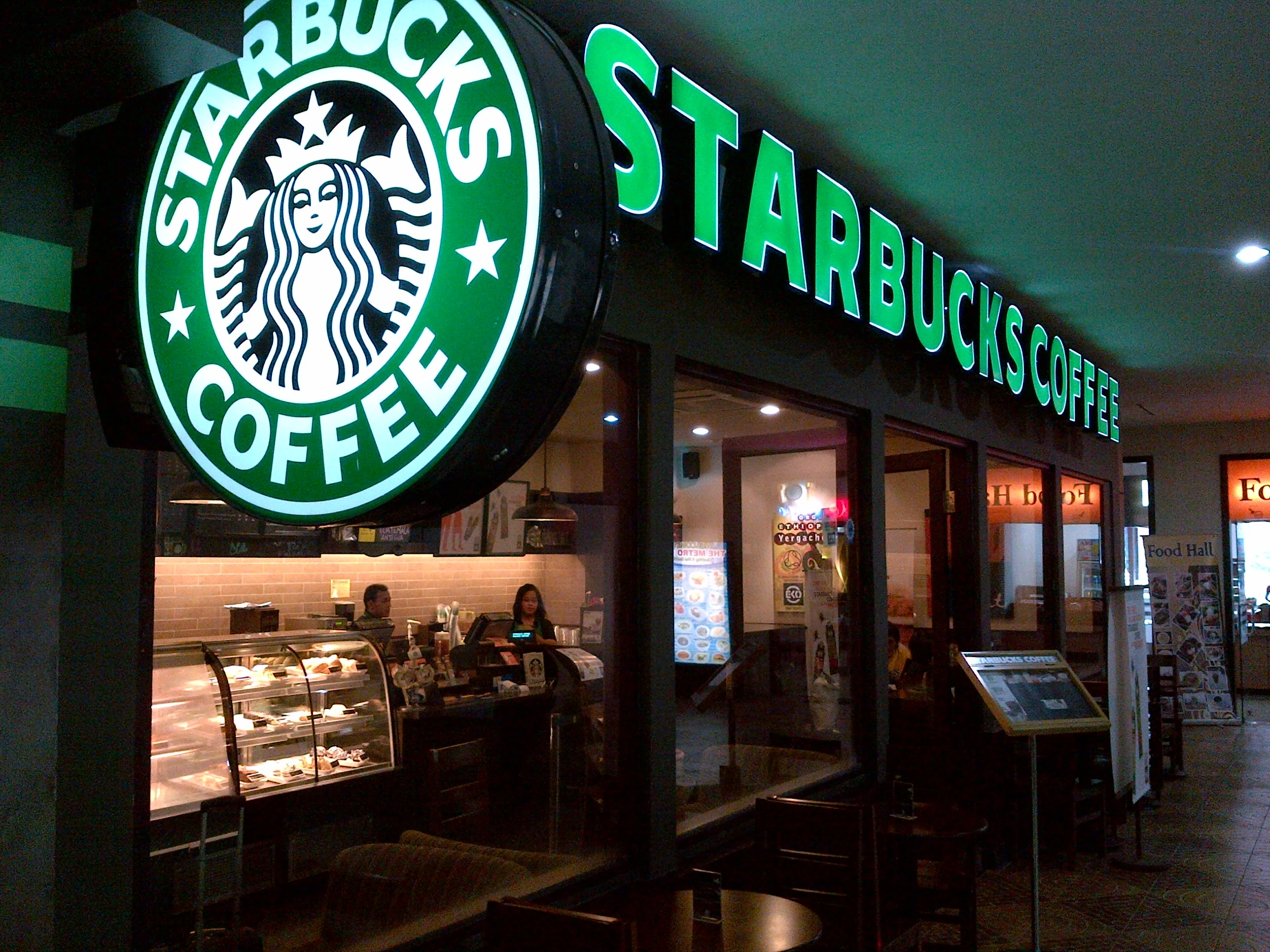 Starbucks închide 16 cafenele. Vezi care este motivul!