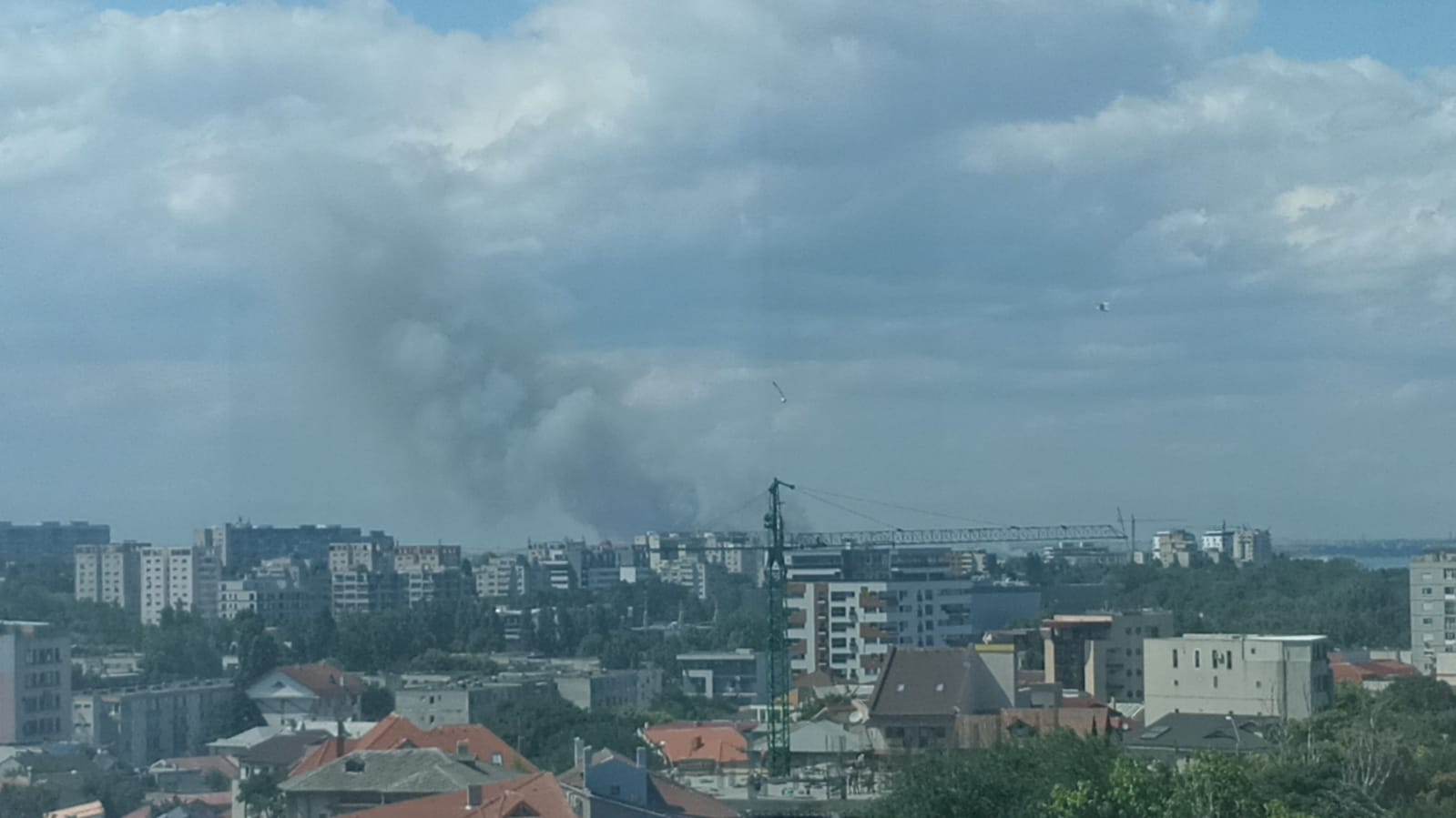 Incendiu de vegetație uscată între Lumina și Năvodari. Fumul este vizibil din Constanța