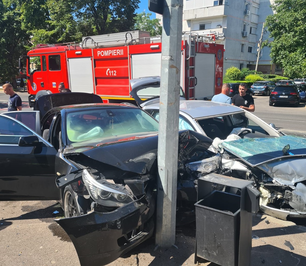 (FOTO) Accident grav pe bulevardul Tomis din Constanța. Sunt două victime