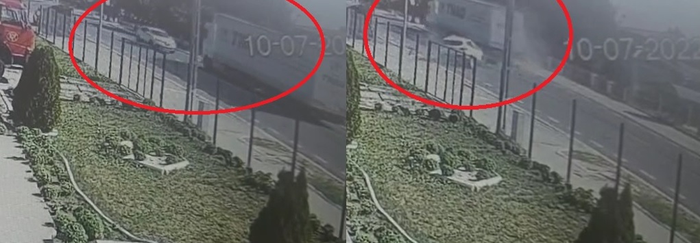 (VIDEO) Momentul impactului: O mașină a intrat direct într-un tir, în centrul comunei Crucea