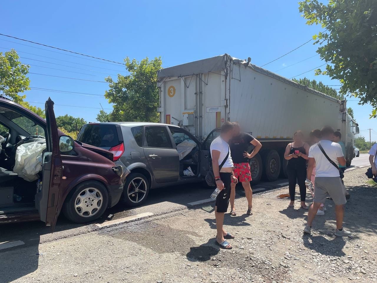(Foto/Video) Accident în lanț pe DN21: Mai multe autoturisme sunt implicate, din una dintre mașini iese fum