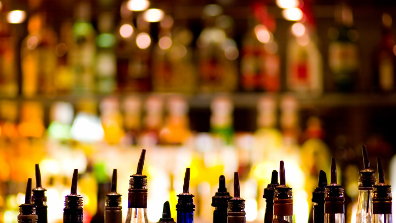 Amendă și activitate suspendată pentru administratorul localului Shots Factory din Vama Veche după ce a servit băuturi alcoolice minorilor