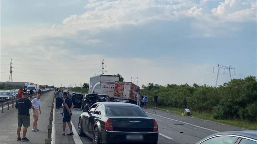 Carambol rutier cu șapte autoturisme implicate. Intervine elicopterul SMURD