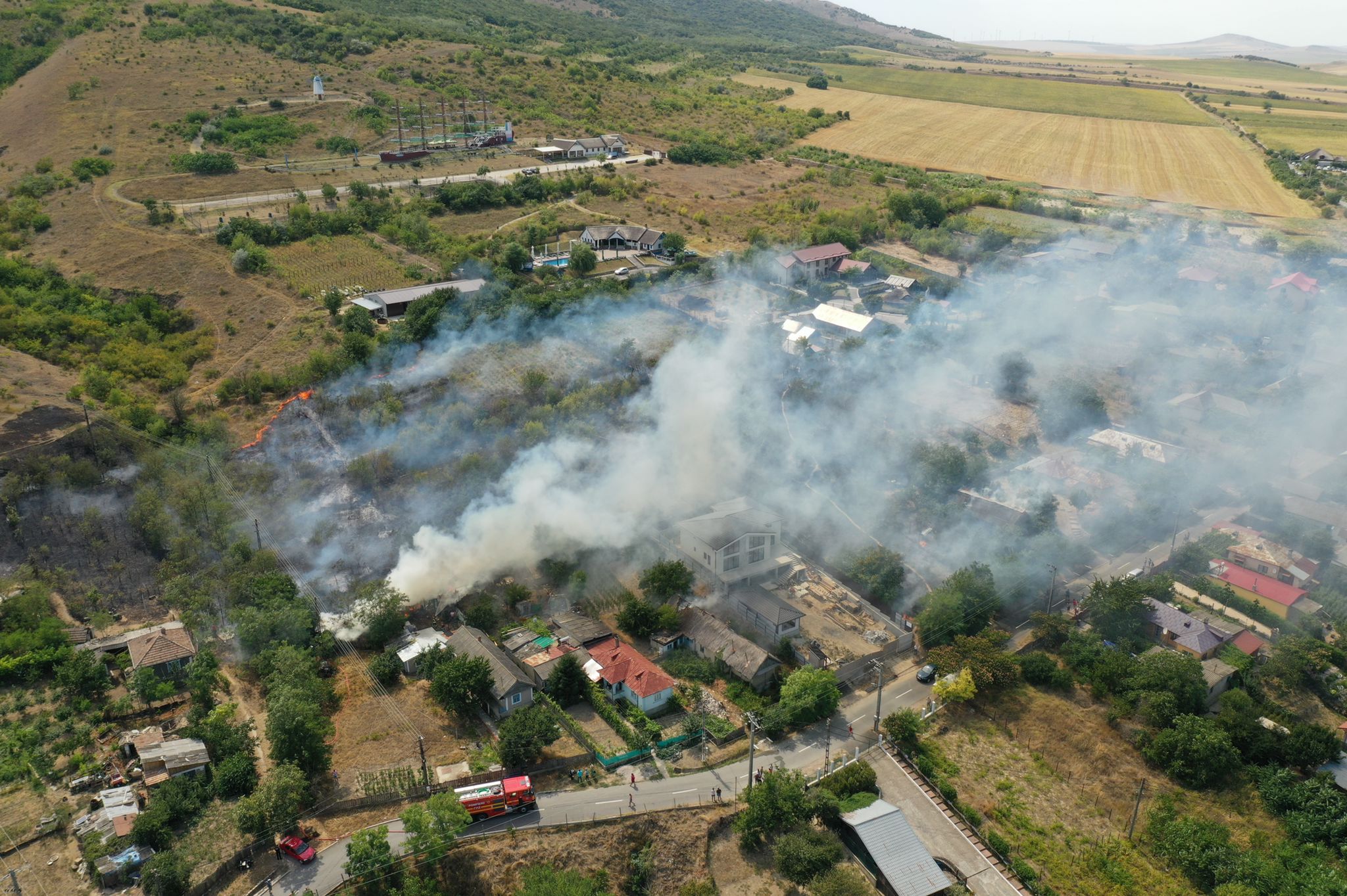 (VIDEO) Mai multe gospodării din Mahmudia, cuprinse de focul care s-a extins de la un incendiu de vegetație