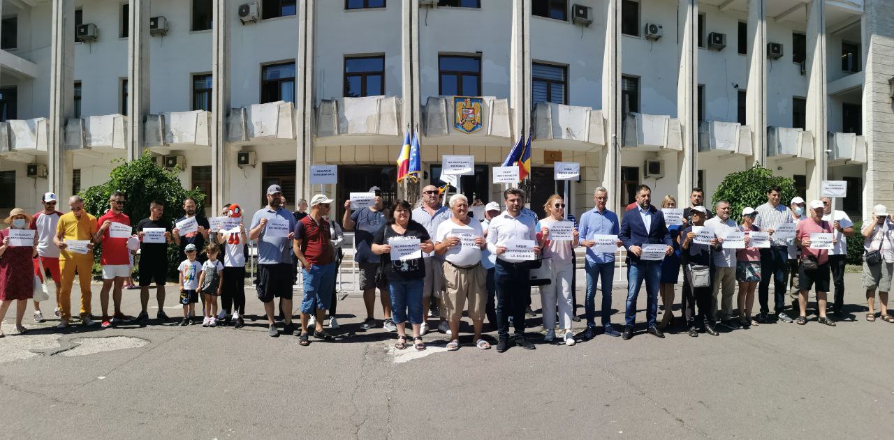 (FOTO/VIDEO) Protest în fața Prefecturii Constanța, pentru organizarea referendumului privind demiterea primarului din Agigea