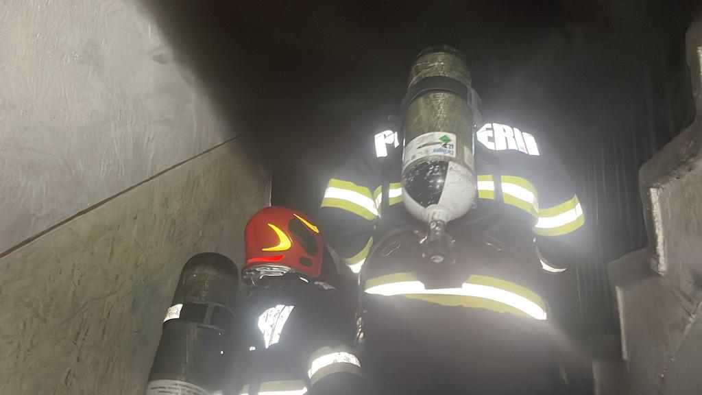 (FOTO/VIDEO) Un apartament din Tulcea a ars din cauza unui aparat electrocasnic defect