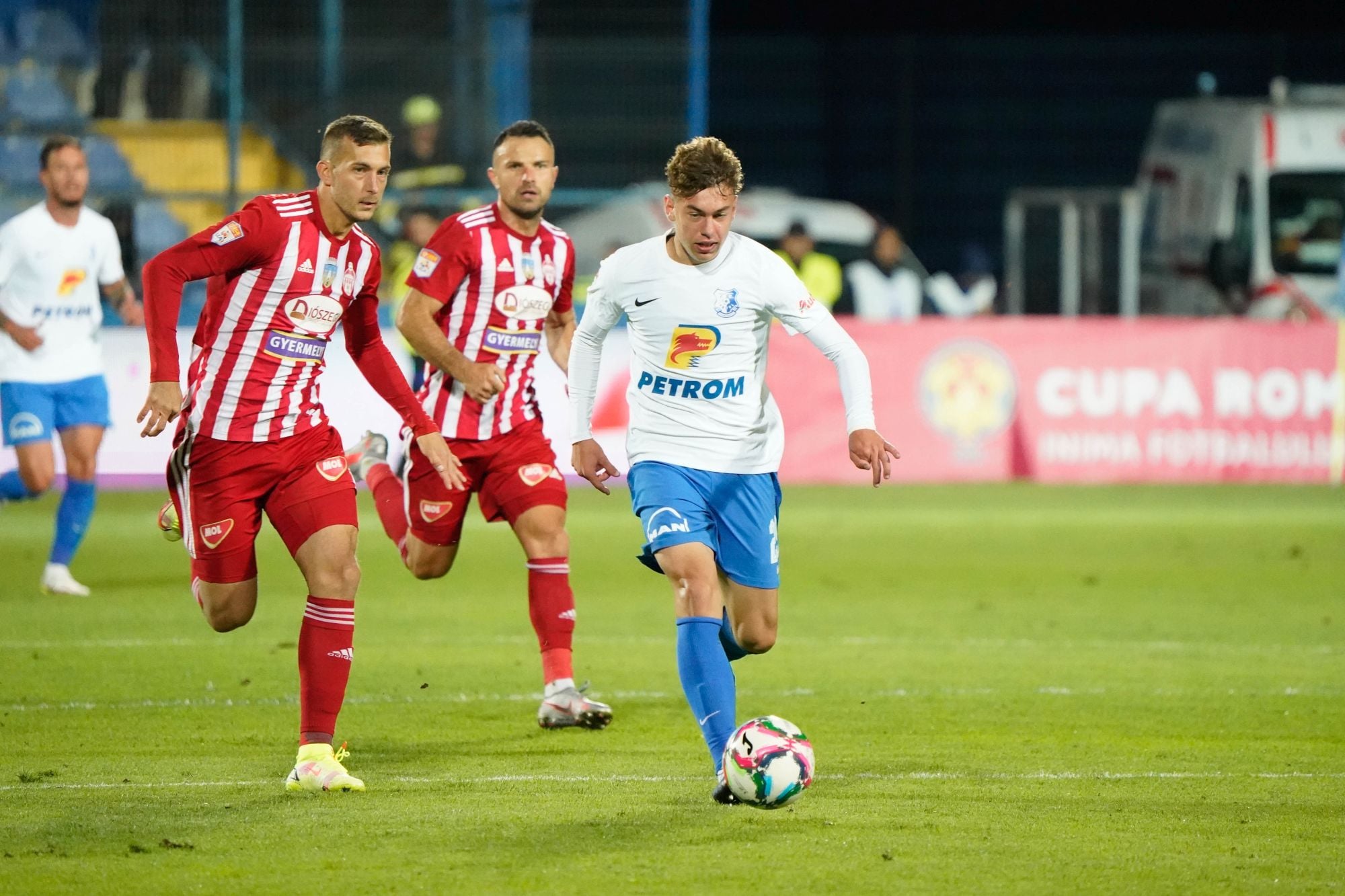 Un mijlocaș și un fundaș central de la Farul Constanța, transferați la FCSB