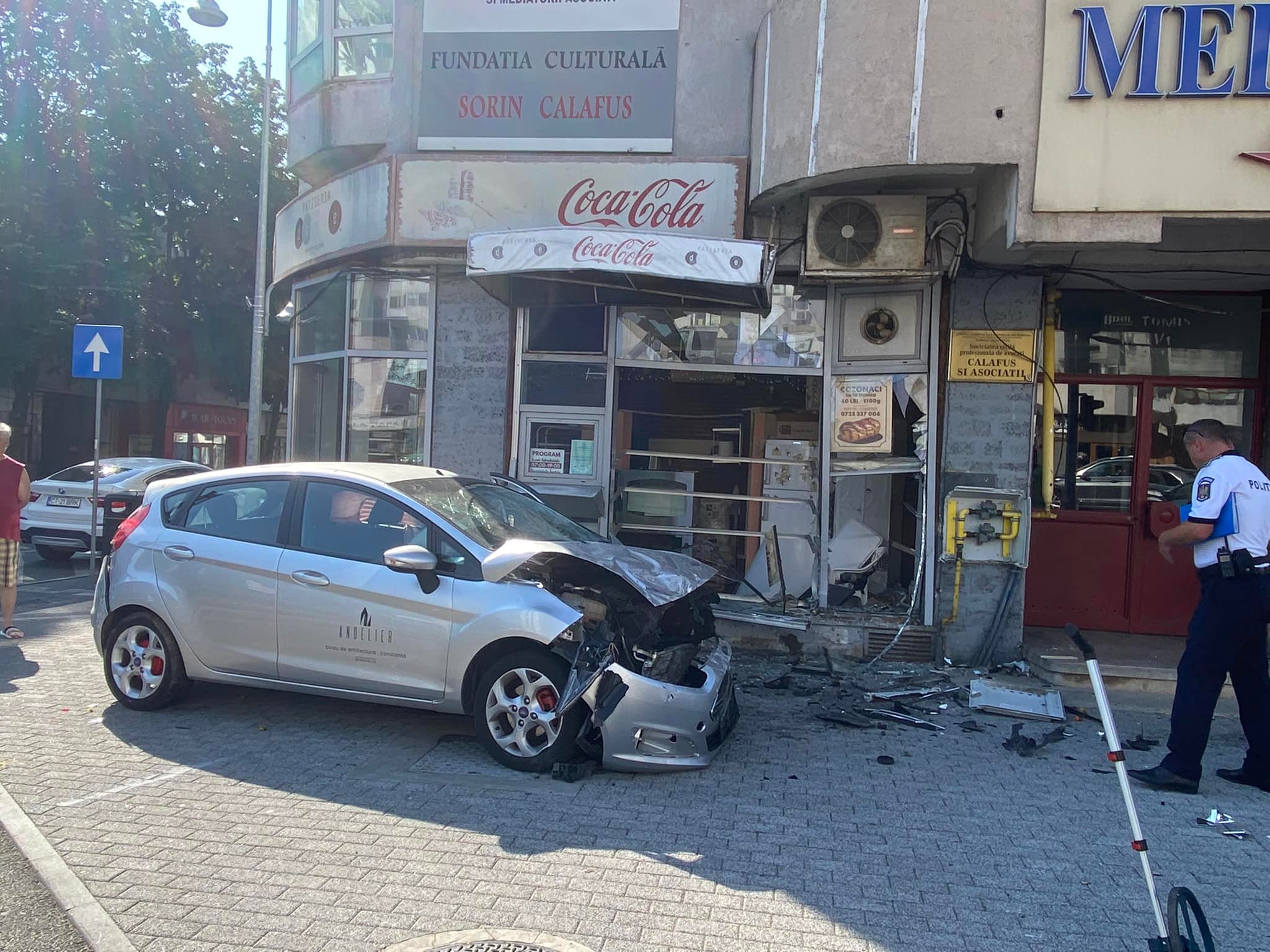 Impact violent în zona Capitol din Constanța. Un autoturism a intrat într-o patiserie