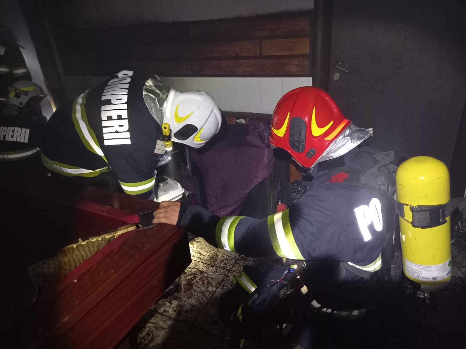 Pompierii în alertă! O persoană cu probleme psihice din Ostrov a dat foc la o casă