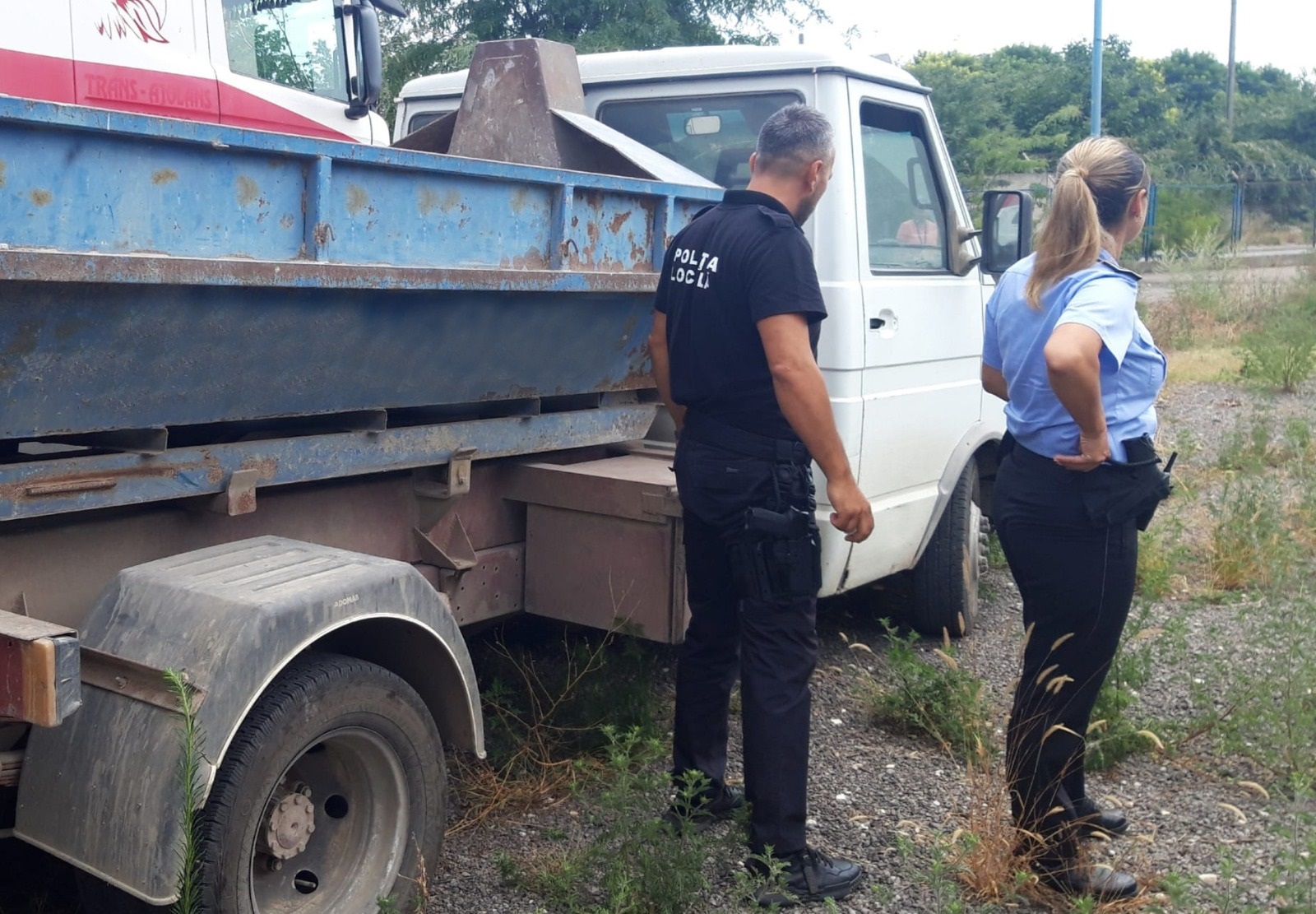 Polițiștii locali constănțeni au mai confiscat o autoutilitară cu care erau transportate deșeuri din construcții