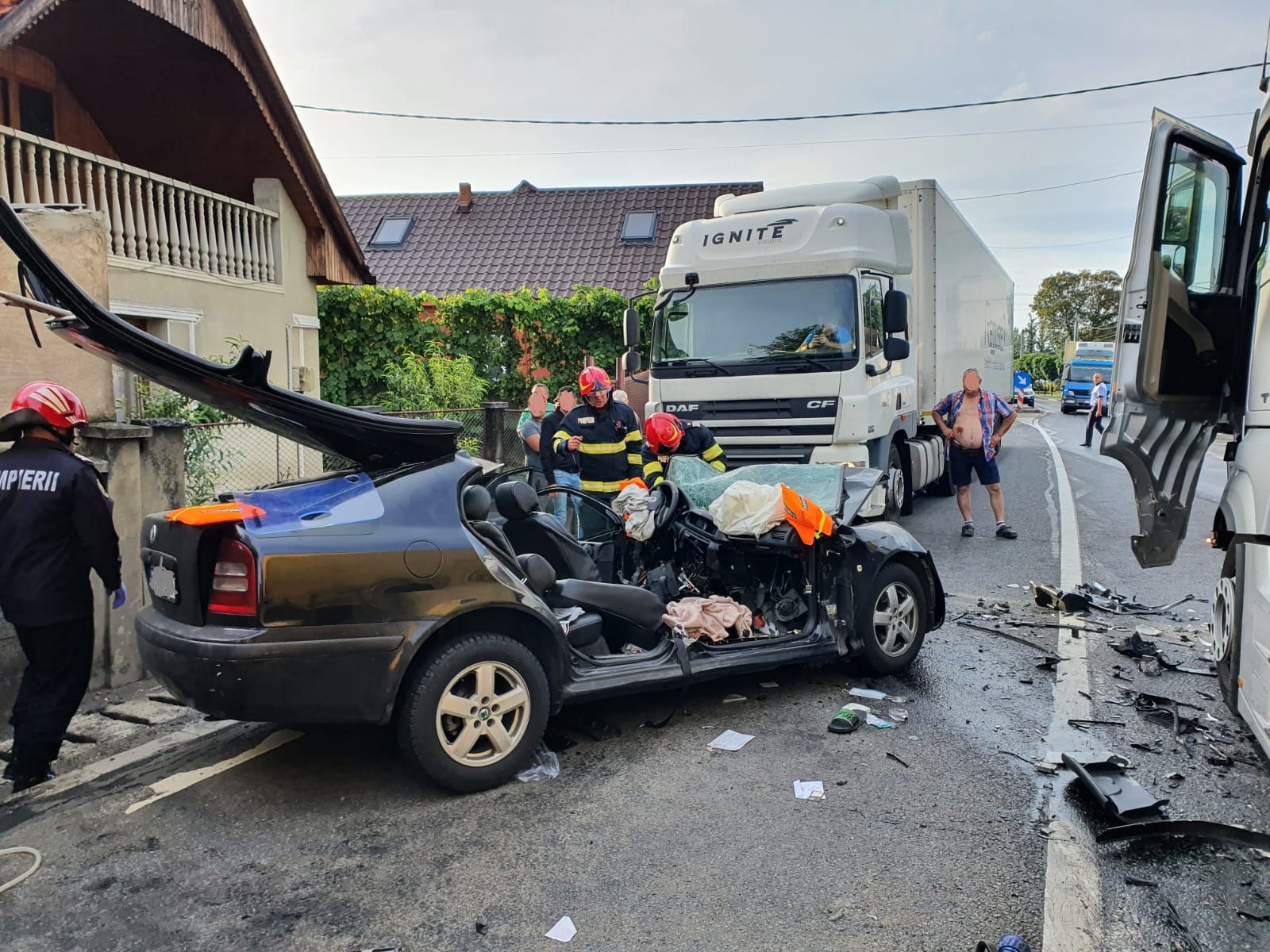 Accident cumplit! Două persoane AU MURIT, după ce autoturismul în care se aflau a intrat într-un TIR