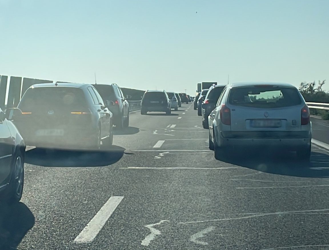 Se circulă în coloană pe A2. PATRU accidente au avut loc la primele ore ale dimineții