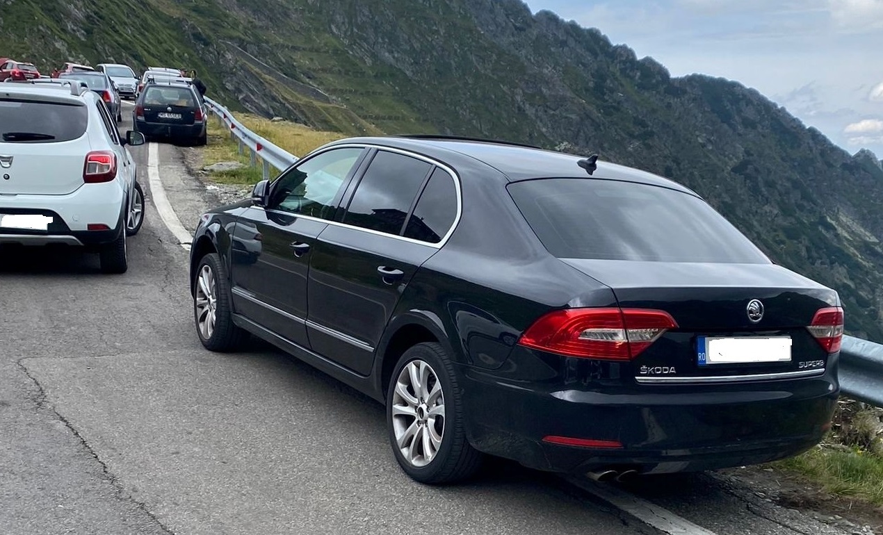 (GALERIE FOTO) Tupeu și nesimțire pe Transfăgărășan: CONSTĂNȚEAN, amendat de Poliția Sibiu pentru blocarea traficului