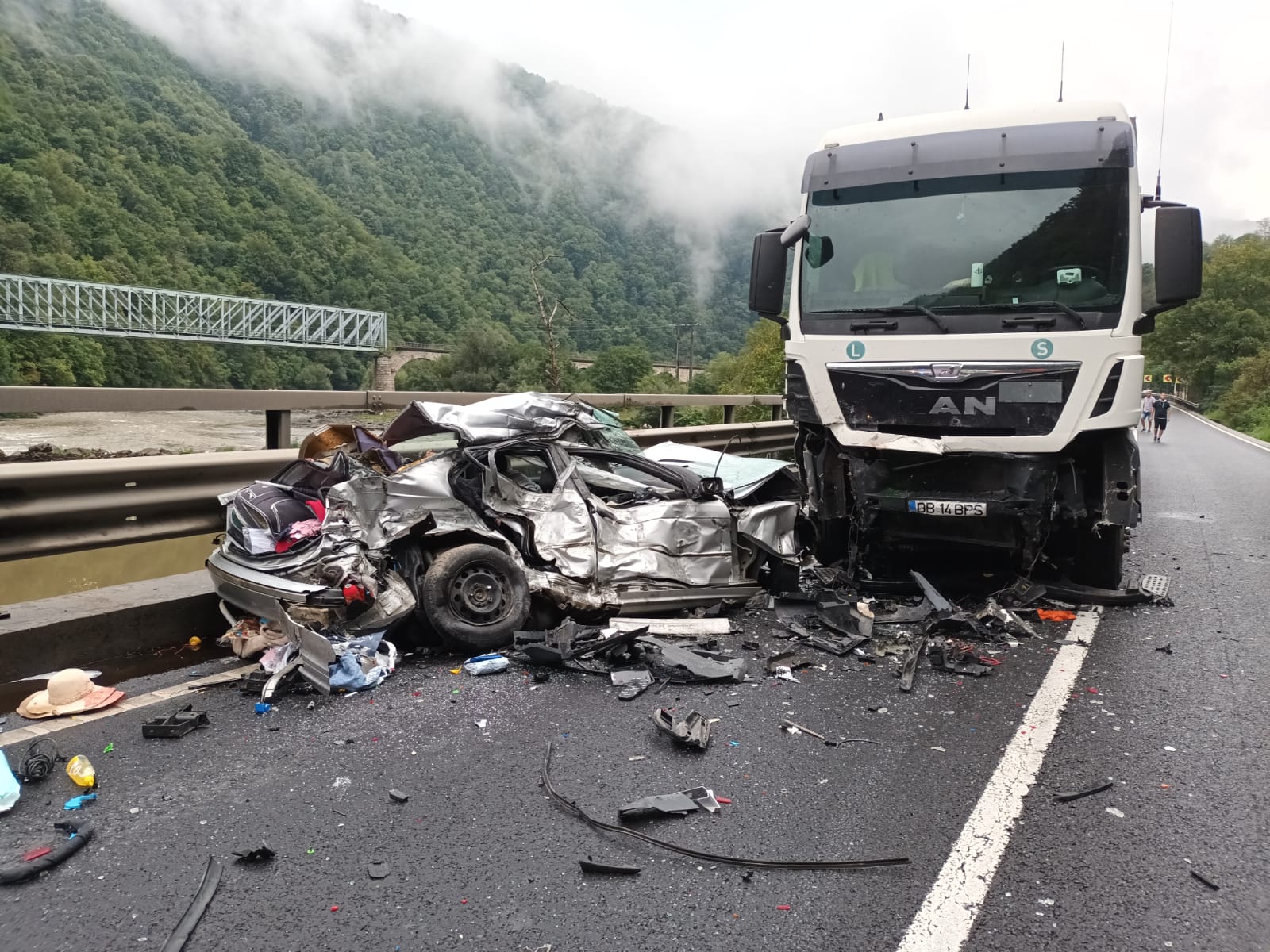 Doi adulți și un copil de un an AU MURIT pe loc într-un accident GRAV pe Valea Oltului