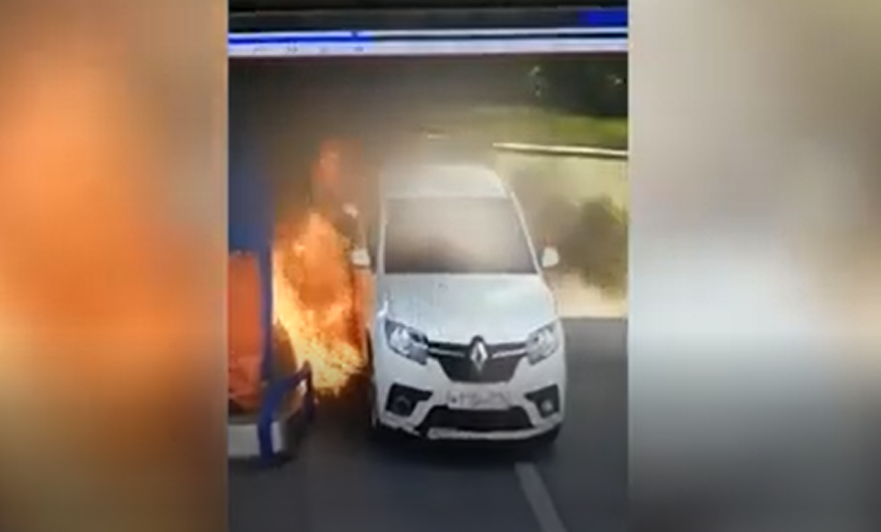 (VIDEO) Incendiu într-o benzinărie, izbucnit de la țigara aprinsă a unui taximetrist