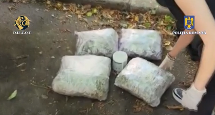 (VIDEO) Doi bărbați au fost prinși în FLAGRANT de polițiști când vindeau peste trei kilograme de cannabis