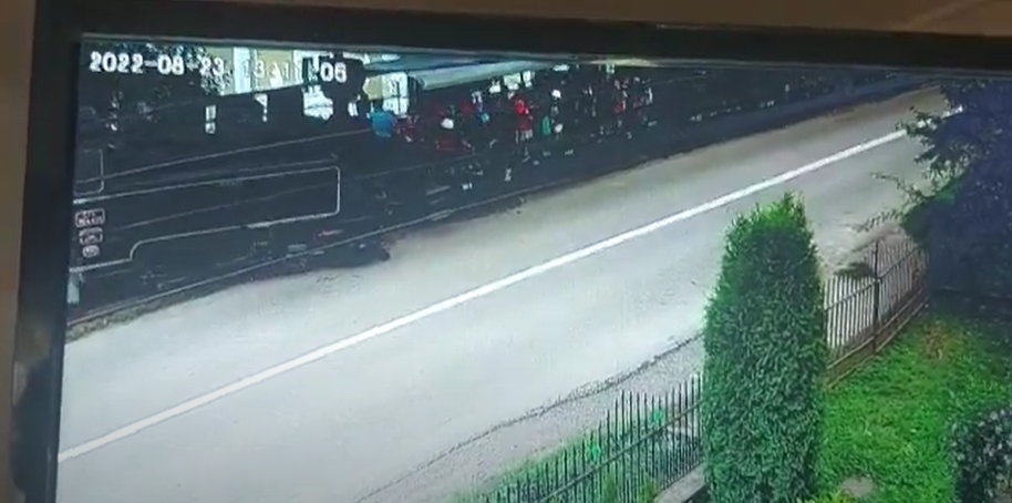 (VIDEO) Mocănița de la Moldovița, scoasă de pe șine de o șoferiță neatentă
