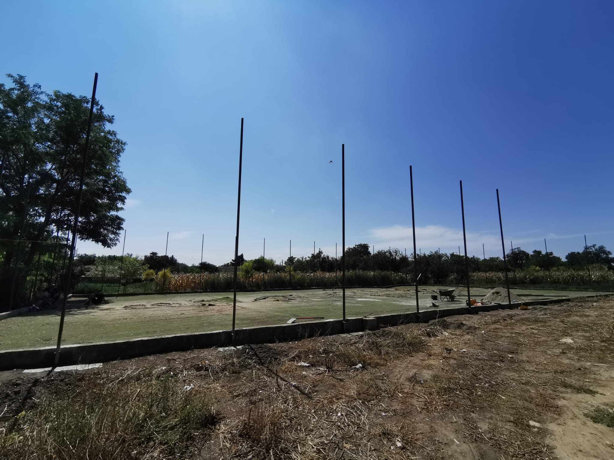 (FOTO) Elevii din Bărăganu vor avea, în noul an școlar, un teren de sport multifuncțional NOU