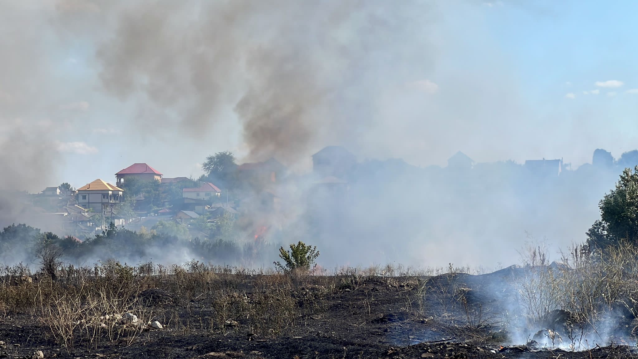 (VIDEO) Incendiu puternic în zona de est a municipiului Medgidia