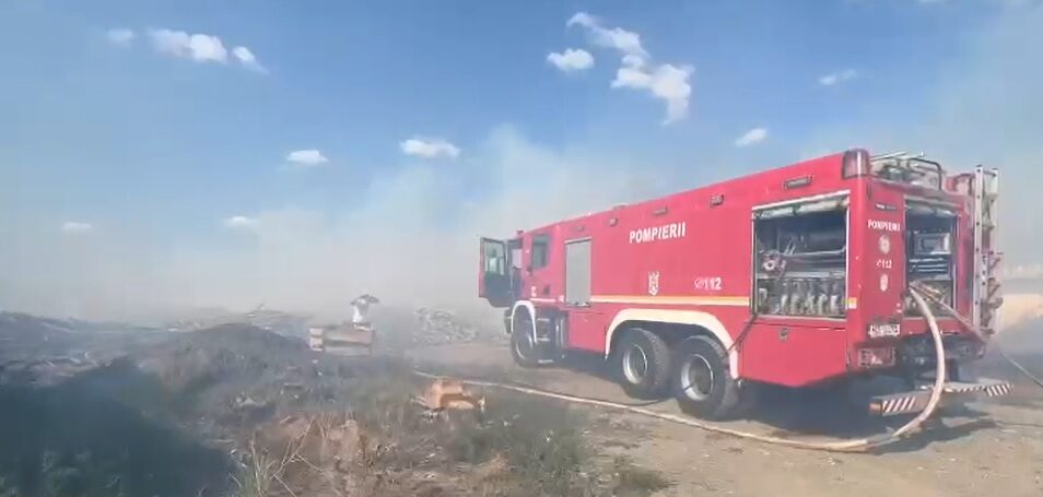 Incendiu de vegetație uscată pe marginea Autostrăzii A2, între Cernavodă și Fetești