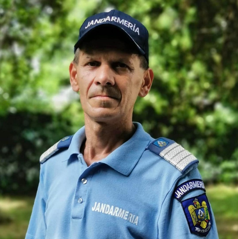 Un jandarm a găsit o sacoșă cu 12.000 de euro în scara unui bloc: "Erau foarte mulți și așezați cu grijă"