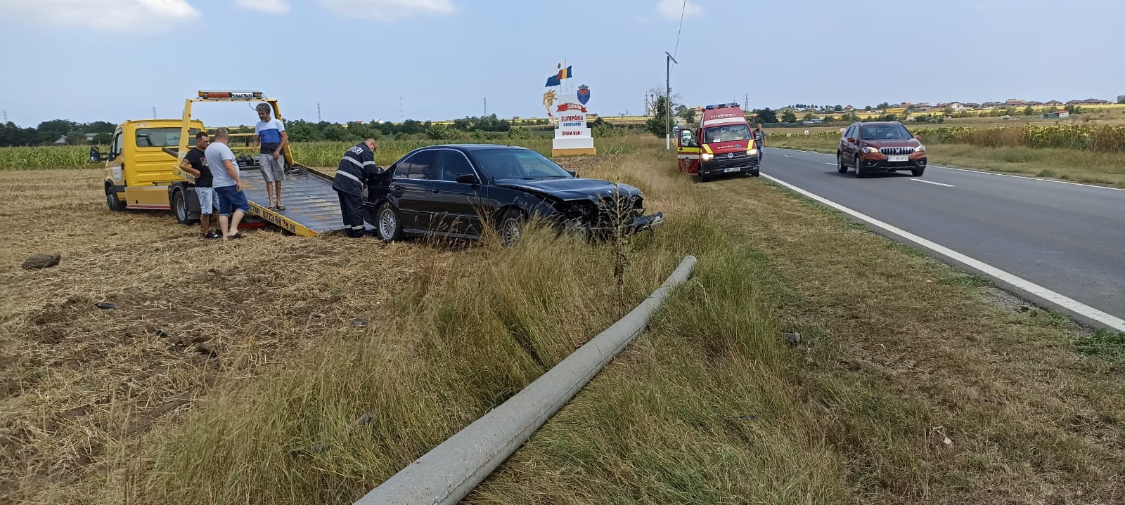 (FOTO) Un autoturism a intrat într-un stâlp și l-a pus la pământ pe drumul spre Cumpăna