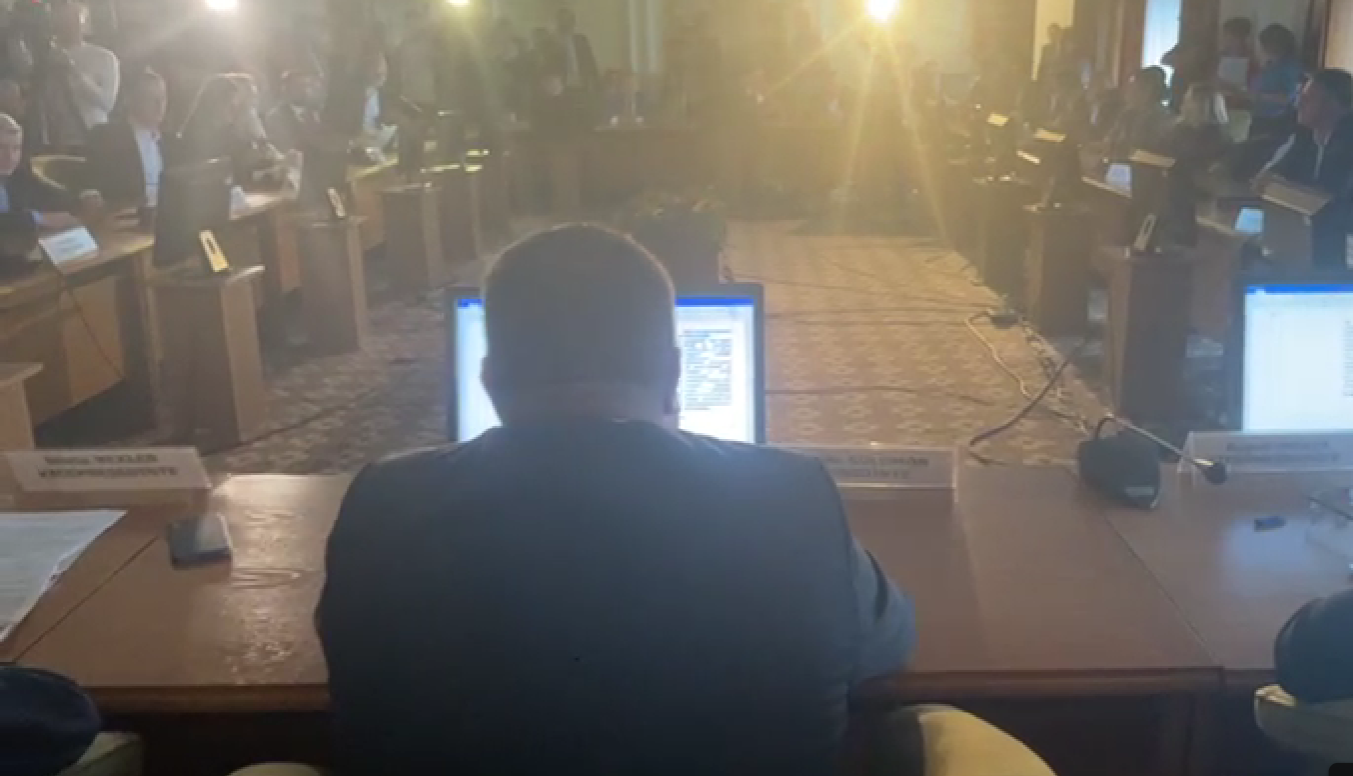 Scandal ca la ușa cortului în Parlament. Liderul AUR a stins lumina în timpul unei ședințe
