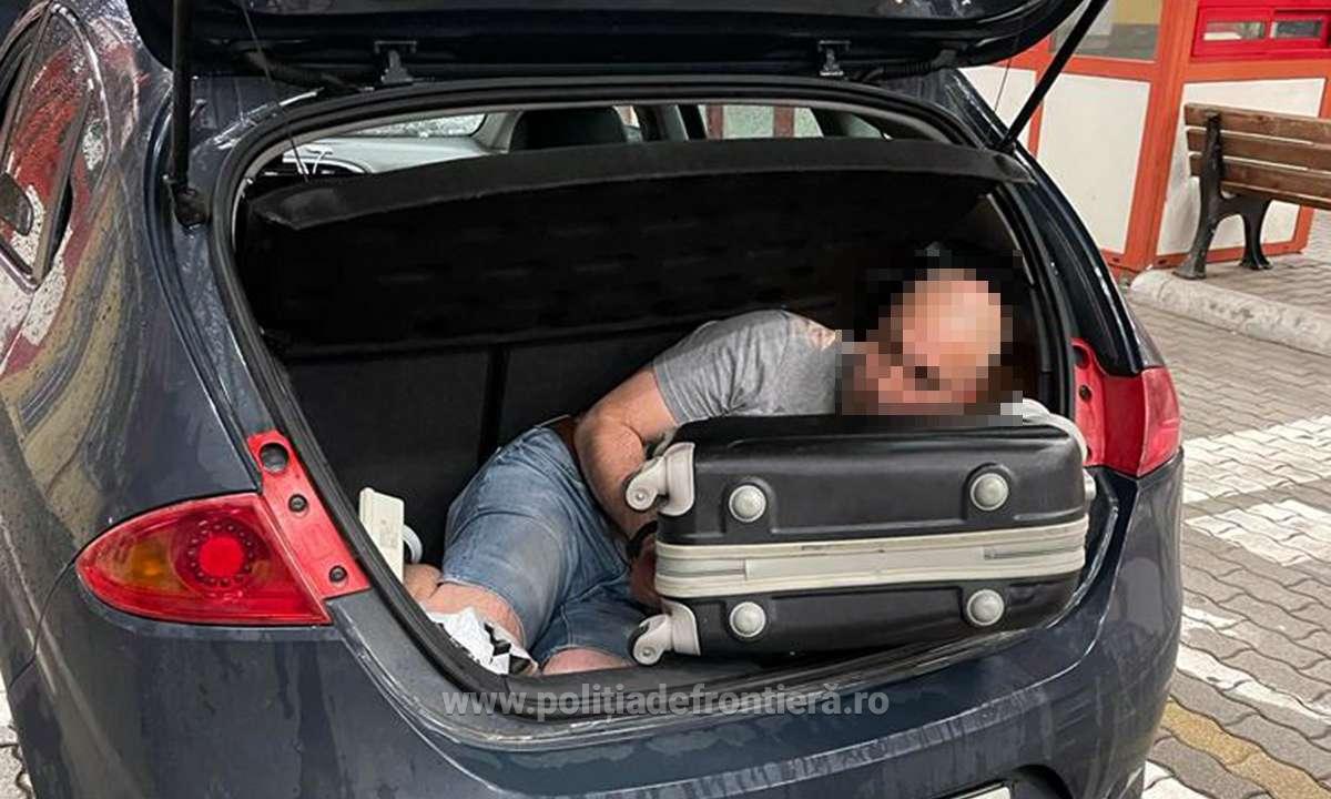 (VIDEO) Bărbat condamnat la 10 ani de închisoare, prins în timp ce încerca să fugă din țară ascuns în portbagajul unei mașini