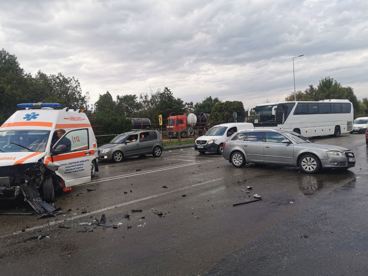 (FOTO) Accident rutier între un autoturism și o ambulanță la ieșire din Ovidiu