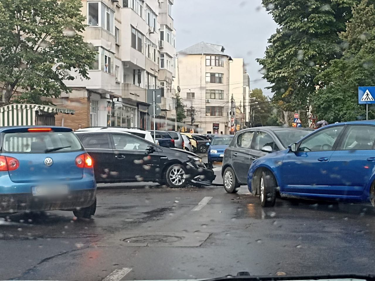 Accident rutier cu 3 mașini pe strada Primăverii din Constanța